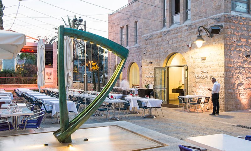 הוא גיטרה היא כינור בכיכר &bull; ביקורת מסעדות