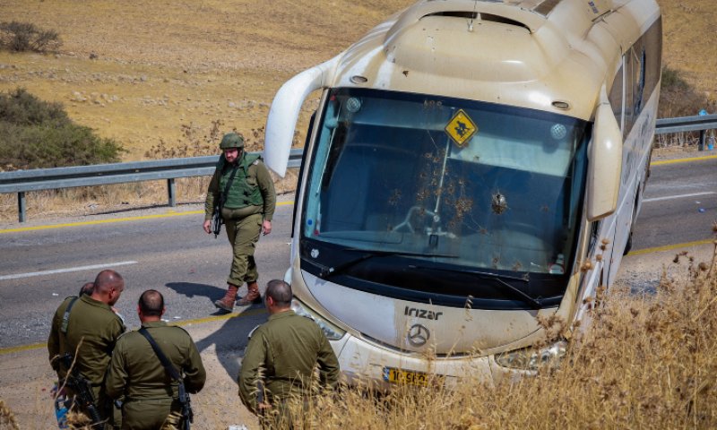 ירי על אוטובוס בבנימין: צה"ל פתח במרדף באזור