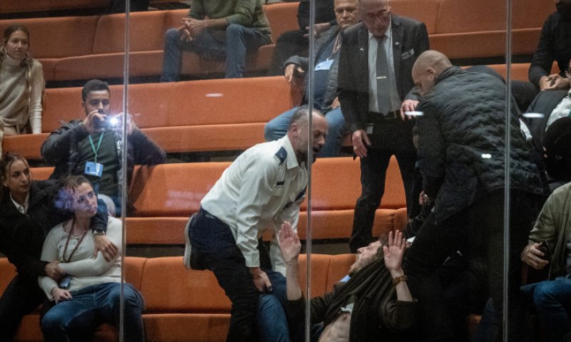 תיעוד: פעילי שמאל התפרעו ושרקו בזמן ההצבעה