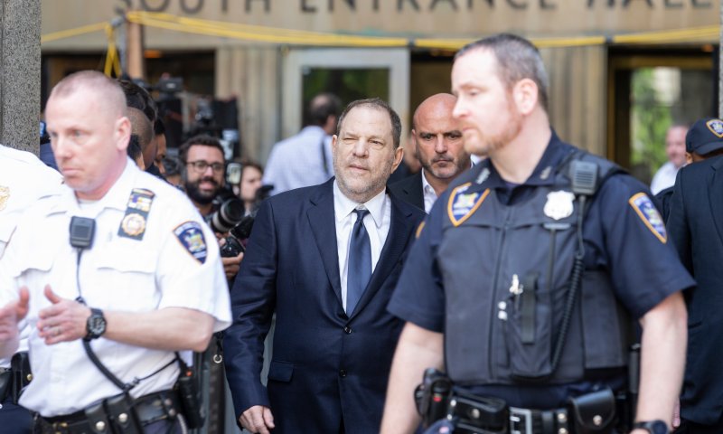 המפיק הארווי ויינשטיין הורשע באונס ותקיפה מינית