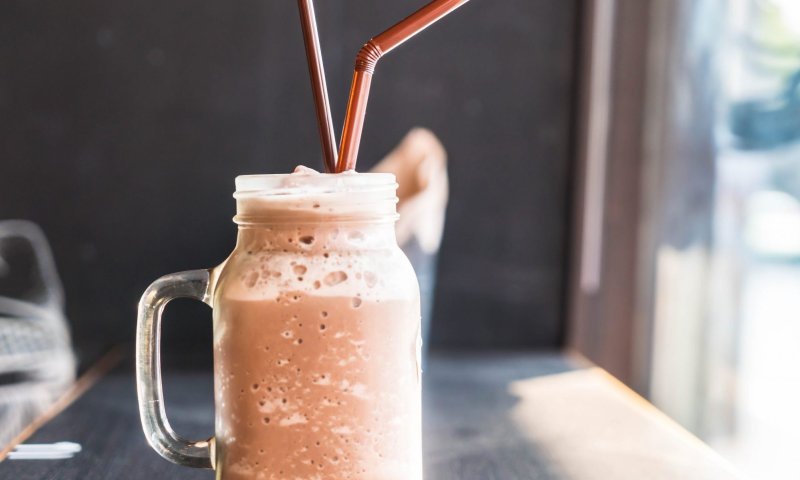 מושלם לחום של אוגוסט: שייק שוקולד בריא