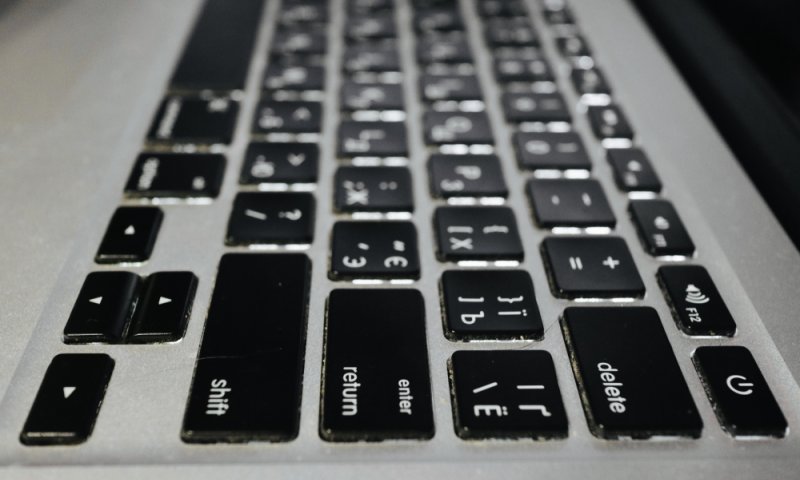 לא רק אייפון: תקלת ענק במחשבים הניידים של אפל