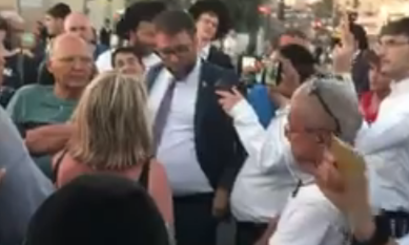 צפו: ח"כ אורן חזן הותקף בהפגנת הנכים