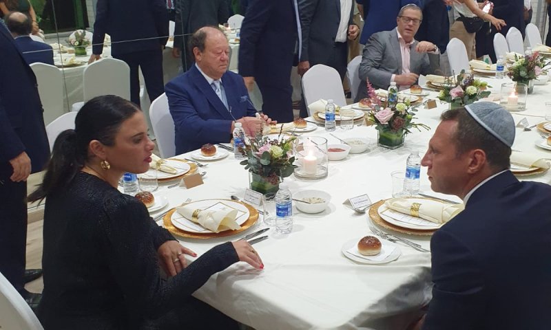 שקד ורוזבוזוב בארוחת ערב עם הקהילה היהודית בדובאי