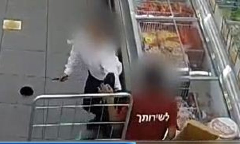 הדוקר החרדי לא שכח להרים את הכיפה; צפו