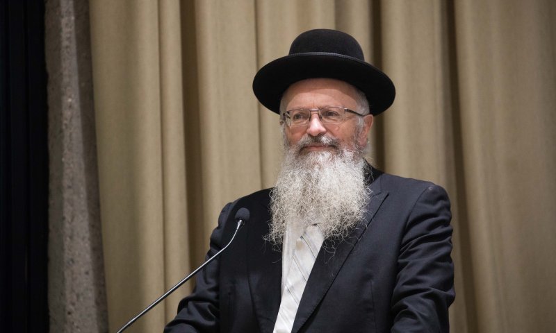 "איך שני רבנים לא מוכרים הולכים נגד גדולי הדור?"