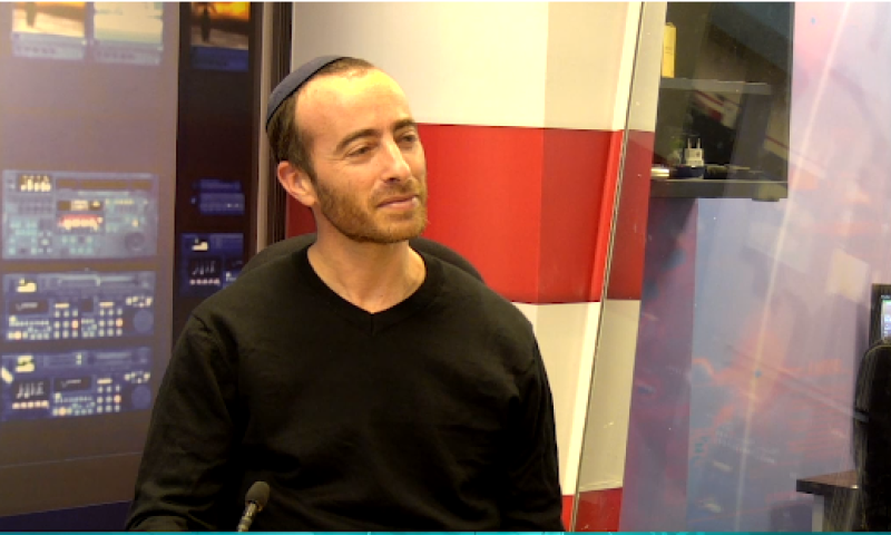 צפו: האמן הסרוג שמצא משמעות נוספת לחנוכה