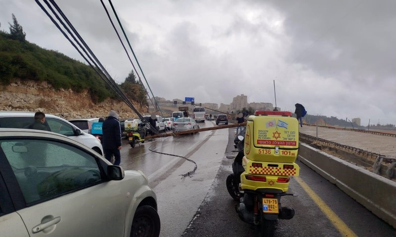 כמעט אסון: עמודים קרסו על הכביש בדרך בגין בירושלים