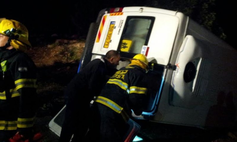 מיניבוס ובו 14 נוסעים שחזרו מחתונה התהפך