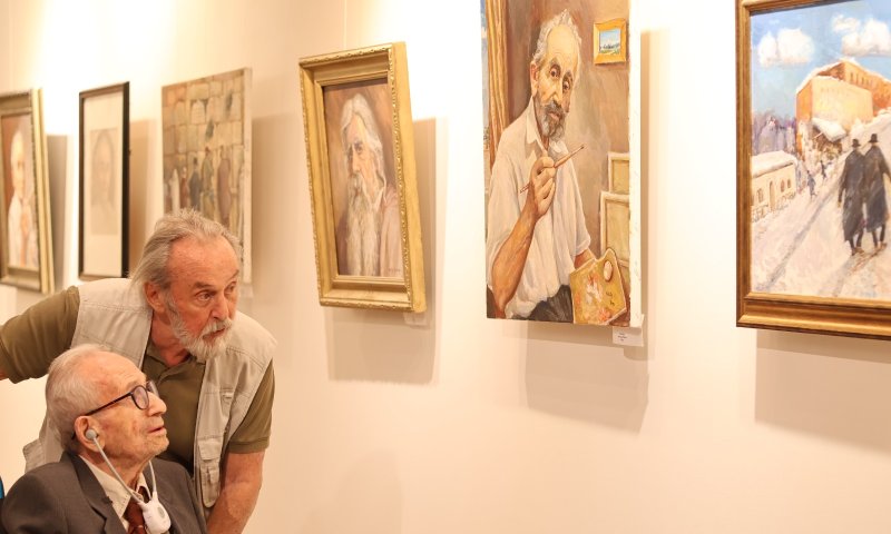 מחדר המתים לתערוכת יחיד: ניצול שואה בן 101 מגשים חלום