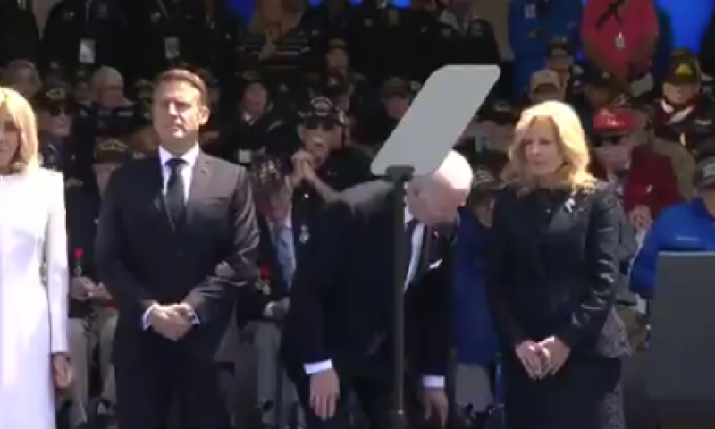 התיעוד שעורר סערה: ביידן נצפה שוב באירוע מביך