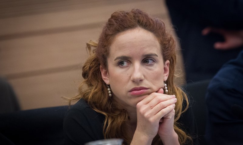 "סתיו שפיר מפיצה שקרים במסווה של שקיפות"