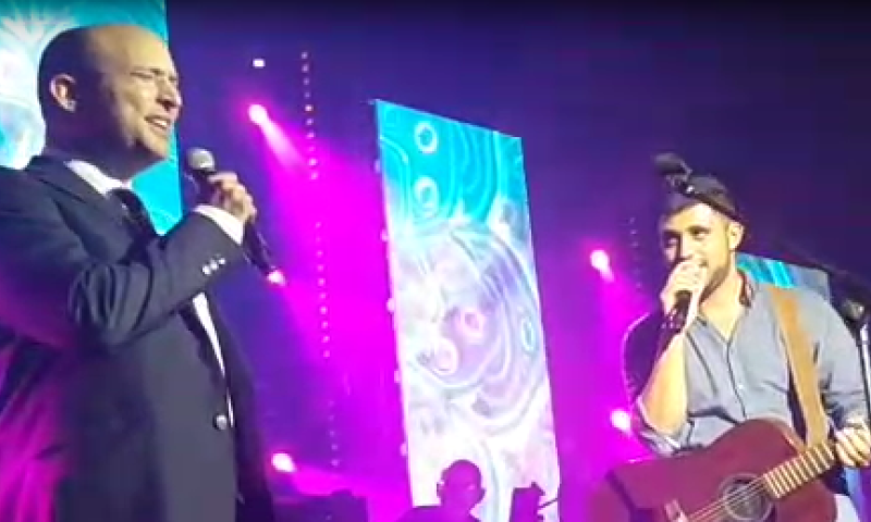 ענק: נפתלי בנט בדואט עם ישי ריבו בקיסריה; צפו