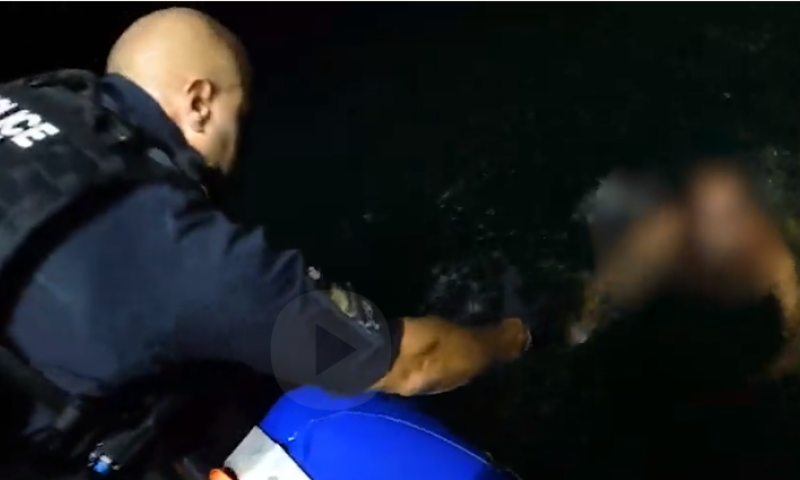 במצוקה ובאפיסת כוחות: גבר חולץ מלב ים