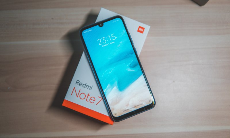 אחרי אפל: חברה נוספת לא תכלול מטען לטלפון בקופסה