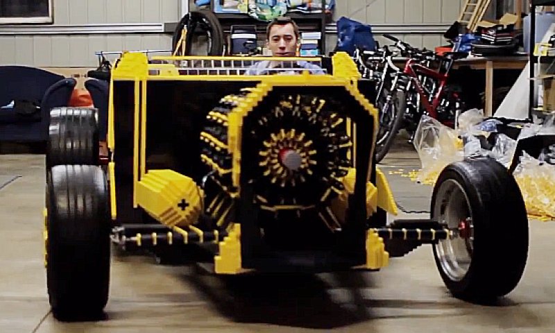 מדהים: בנה מכונית מ-500 אלף קוביות לגו