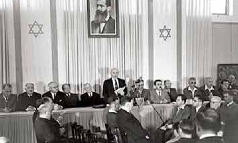 מגלות לגאולה, מאפלה לאור גדול