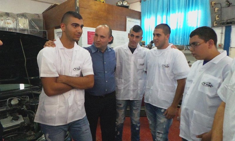 בנט: 100 ק"מ מהגבול רוצחים ילדים בגז והעולם שותק