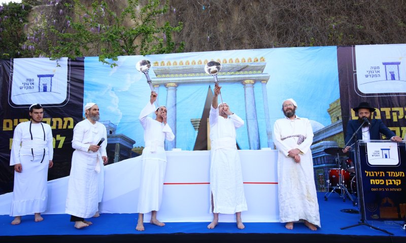 מיוחד:תרגול עבודת המקדש בבגדי כהונה ושחיטת טלה