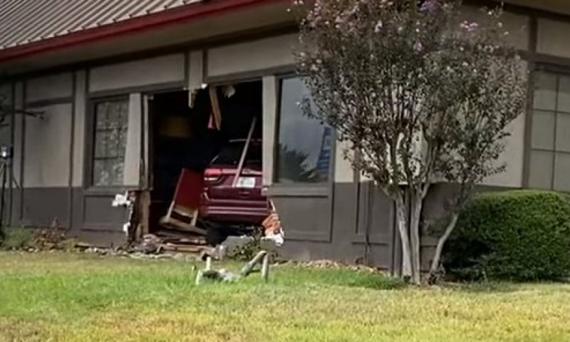 טקסס: רכב נכנס לתוך מסעדה, 23 פצועים במקום