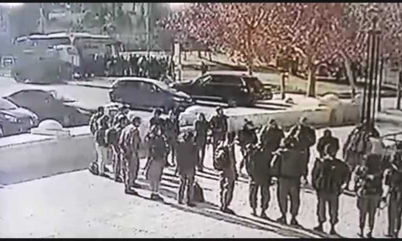 תיעוד מזעזע: המחבל דורס, החיילים נמלטים