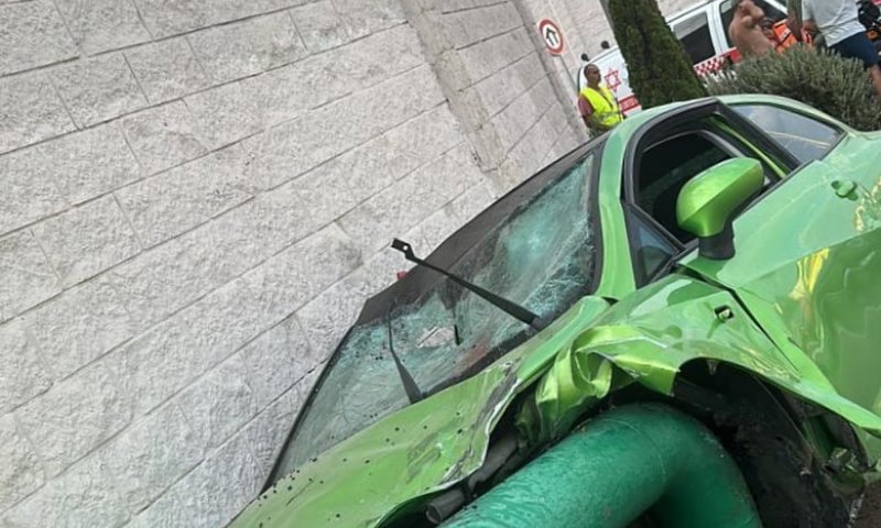 רכב התנגש בגשר להולכי רגל; שני צעירים נהרגו