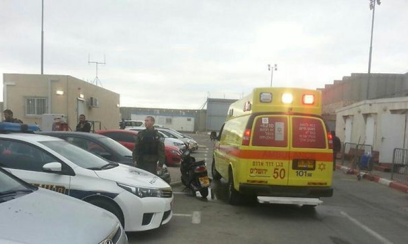 חיילת נפצעה בפיגוע דקירה במחסום קלנדיה