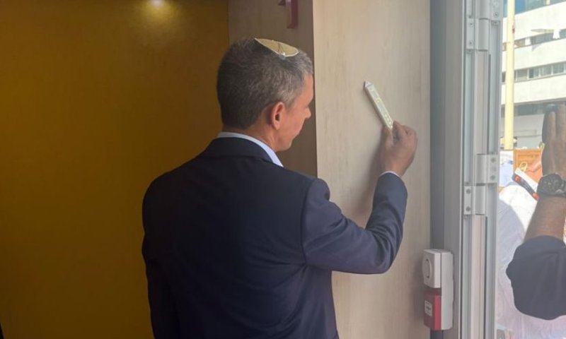 צפו: קביעת מזוזה בפסטיבל הקולנוע הבינלאומי בקאן