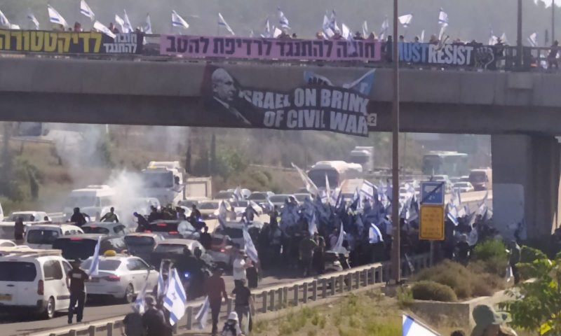 לקתה בהתקף לב, צוותי ההצלה עוכבו בגלל המחאה