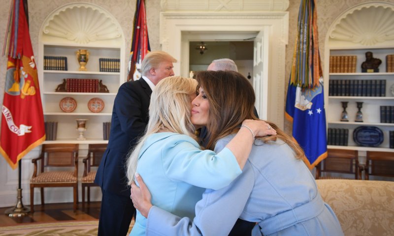 מפגש שכולו תכלת: כשמלניה ושרה לא תיאמו