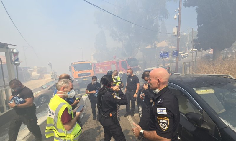 שריפה בחיפה: רחובות שלמים מפונים, האש נתפסה בבתים