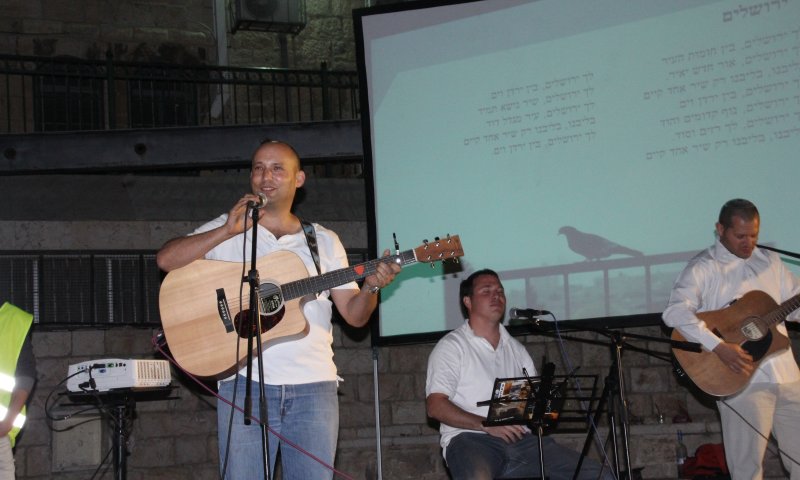 צפו: בנט והגיטרה בשירת ירושלים של זהב