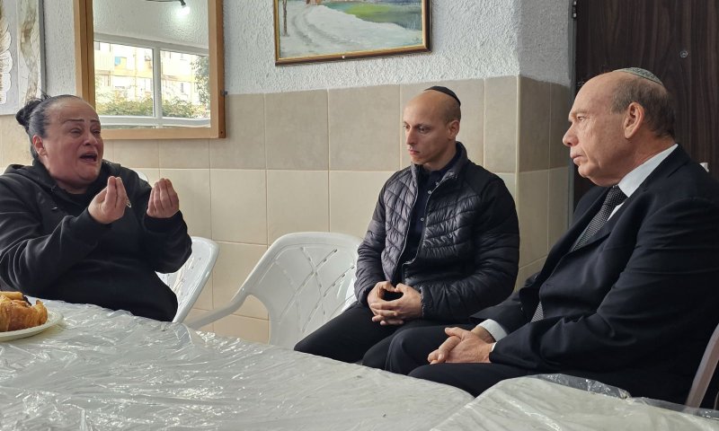 מבקר המדינה הגיע לניחום אבלים אצל אם הילדה ששמה קץ לחייה