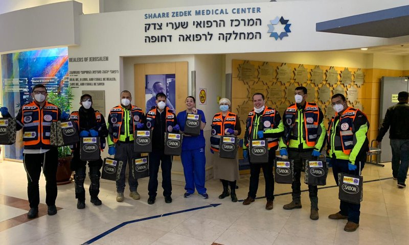 שי לחג: הצלה ללא גבולות חילקו מתנות לרופאים