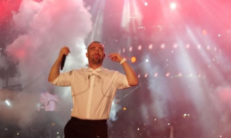 כזה עוד לא ראינו: עומר אדם רוקד לצלילי הכליזמרים. צפו