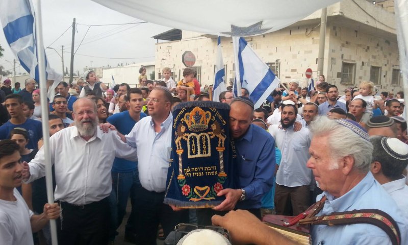 אחרי עשרים שנה: בית הכנסת השרוף חוזר לפעילות