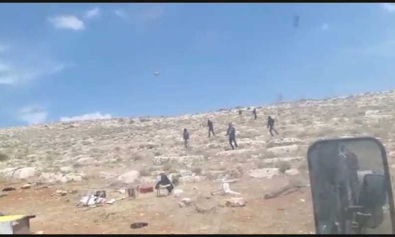 בושה: נערי גבעות משליכים אבנים על חיילי צה"ל