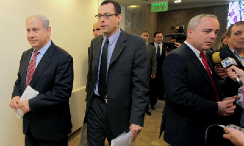 המשוריין הבא? בנט במגעים עם צביקה האוזר