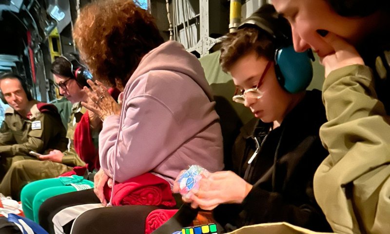 פעימה ראשונה: 13 החטופים שבו לישראל