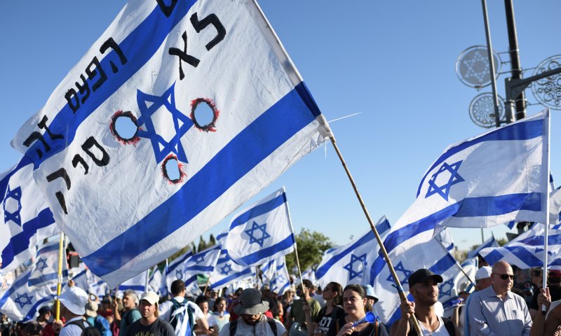 השמאל "גנב" לימין את הדגלים שלו