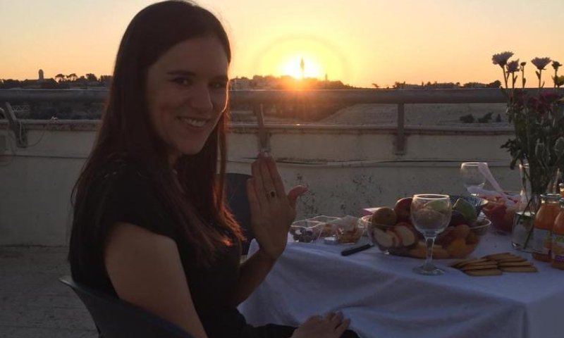 תגידו מזל טוב: העיתונאית אמילי עמרוסי התארסה