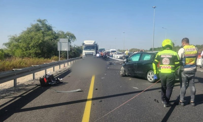 ילד בן 3 נהרג בתאונה בין 2 רכבים למשאית בכביש 1