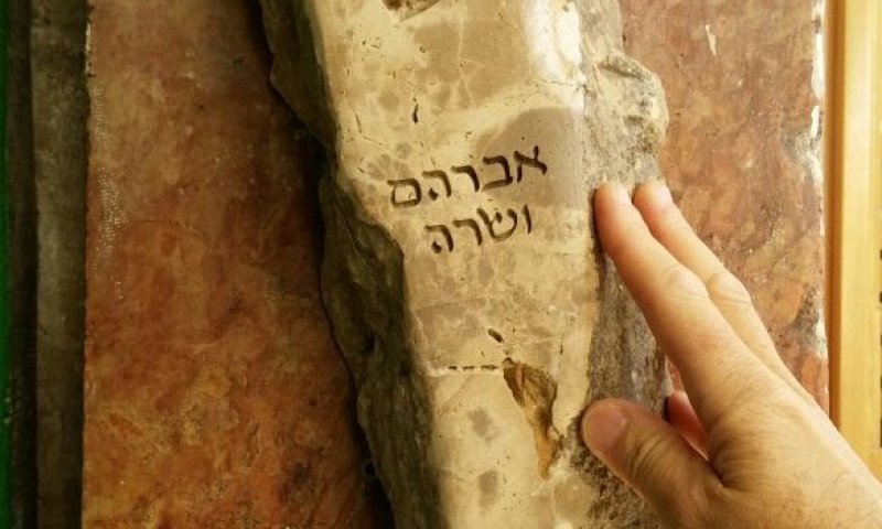 אחרי הגניבה: מזוזות חדשות במערת המכפלה