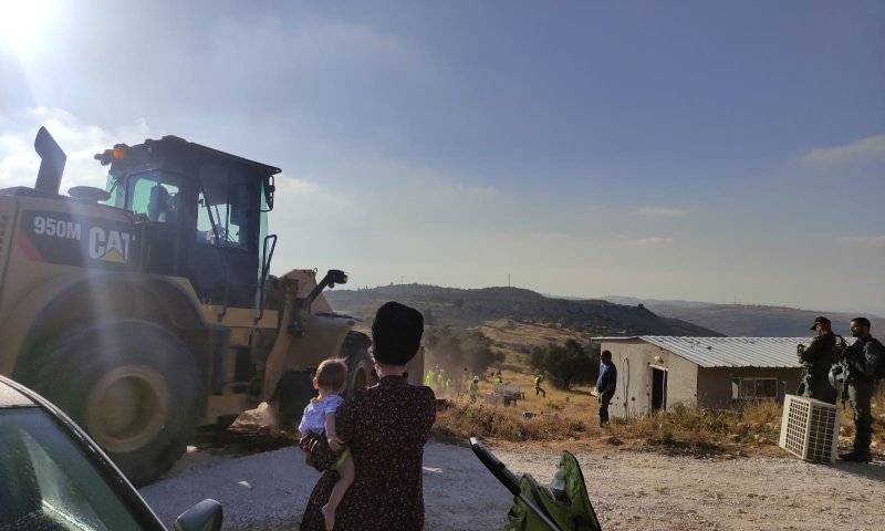 כוחות גדולים מפנים תושבים במאחז עוז ציון בבנימין