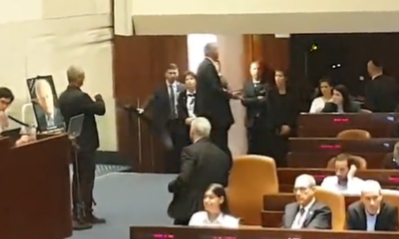 גודל הקרע | צפו: מיכאלי עלתה לנאום; לפיד נטש