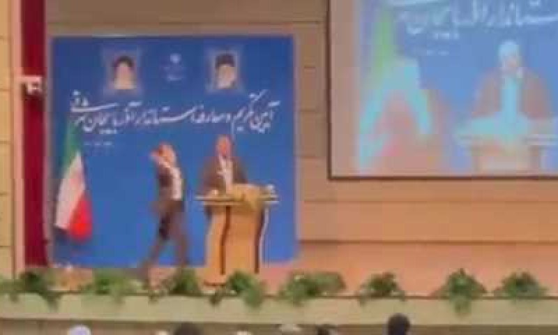 צפו: עלה לבמה והחטיף סטירה מצלצלת למושל