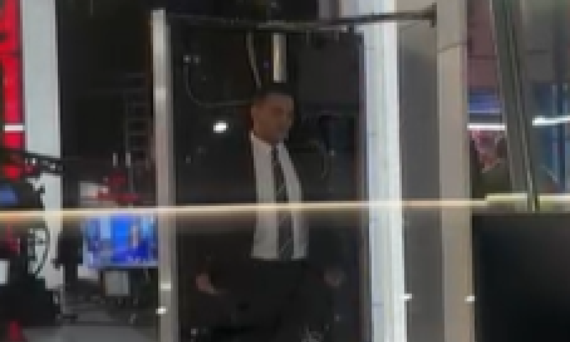 בזמן הפרסומות | עיתונאי חדשות 12 תועד מתפלל מנחה. צפו