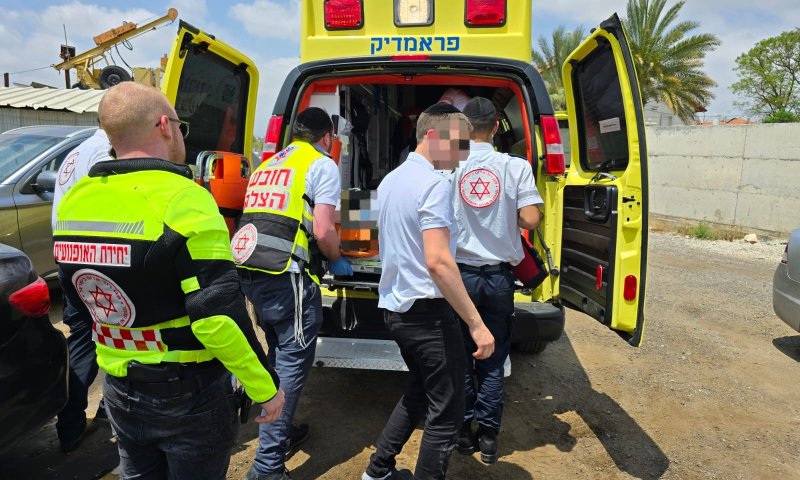 פועל נפל מגובה במפעל בחבל מודיעין, מצבו קשה