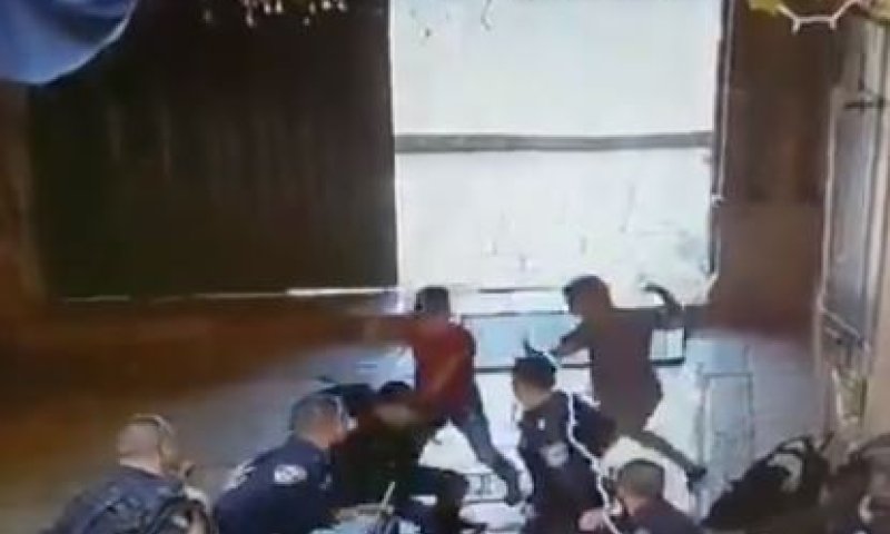 מתנפלים, דוקרים ונורים: תיעוד פיגוע הדקירה בי-ם