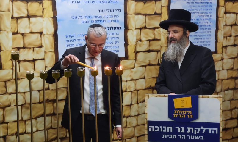 לוין הדליק נרות בשער הר הבית: "חייבים לשנות את שעות הפתיחה"